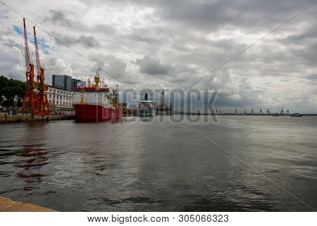 Rio De Janeiro, Brasil: Port With Ships In Rio De Janeiro On A Cloudy Day