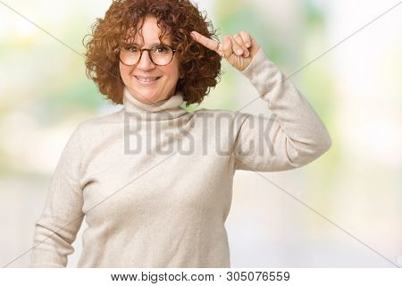 Beautiful middle ager senior woman wearing turtleneck sweater and glasses over isolated background Smiling pointing to head with one finger, great idea or thought, good memory