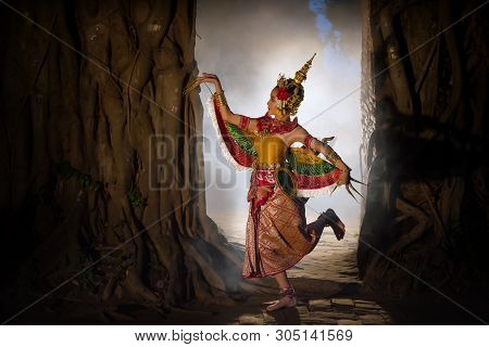 Beautiful Girl Wearing A Dress For The Manohra Dance Show. Manohra Dance Is A Folk Show Of Thailand.