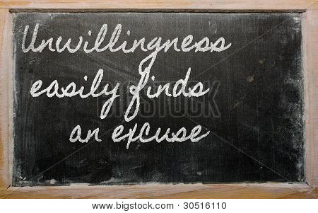 Unwillen Ausdruck findet leicht eine Entschuldigung geschrieben auf einer Schule Tafel mit Kreide