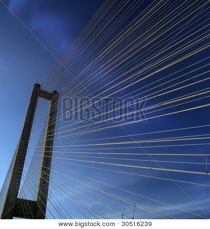 Fragment af den sydlige bro mod en klar blå himmel.