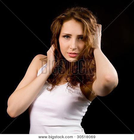 Portret van het meisje op een zwarte achtergrond