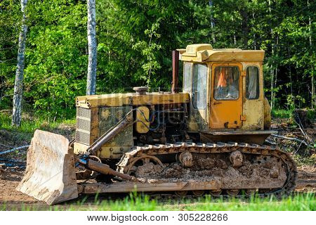 The image of a yellow buldozer