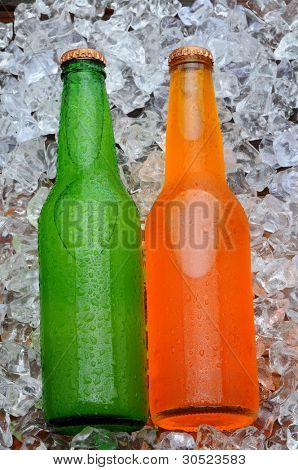 Duas garrafas de refrigerante em uma cama de Ice. laranja e limão refrigerantes com condensação na vertical fo