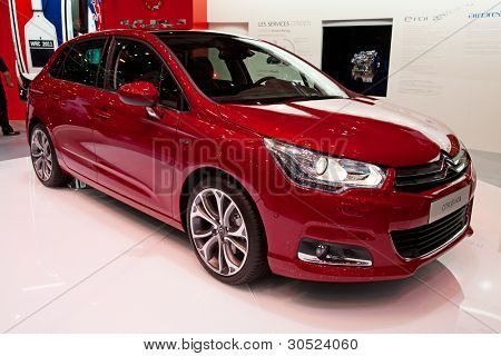 Ženeva - březen 8: The Citroen C4 na displeji na 81 International Motor Show Palexpo-Ženeva na M