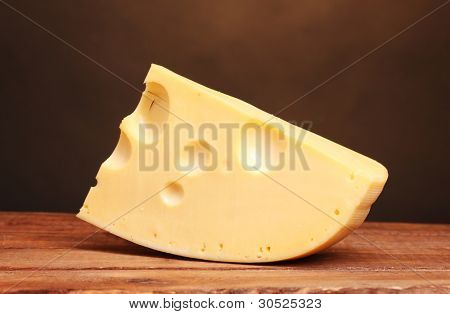 ? heese su tavola di legno nella stanza