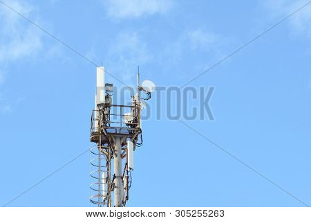 5g, 4g, 3g, Edge, Gprs Smart Mobile Telephone Radio Network Gsm Antenna With Copy Space. Concept Tel