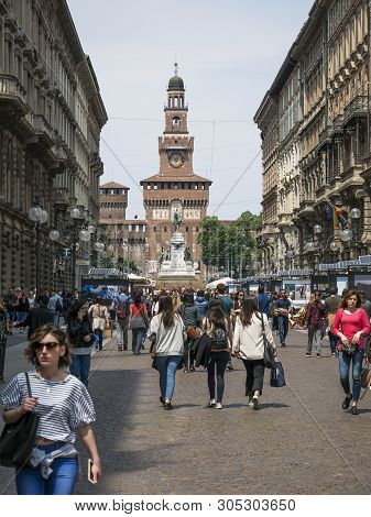 Crowd Of Tourists Strolls In The Dante Street