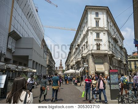 Crowd Of Tourists Strolls In The Dante Street
