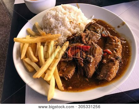 Beef filet mignon with wood sauce with potato chips and rice