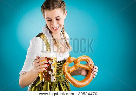 Jovem mulher tradicional da Baviera roupas - vestidos casuais ou pessoa com uma caneca de cerveja e cerveja e FAU