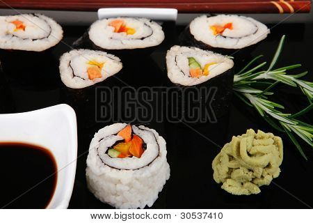 Sushi Maki Roll vihanneksia ja lohen sisällä. musta levy soysauce ja wasabi. Japane