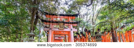 Kyoto, Japan - March. 22, 2019: Awesome And Beautiful Senbon Torii In Fushimi Inari Taisha Shrine Te