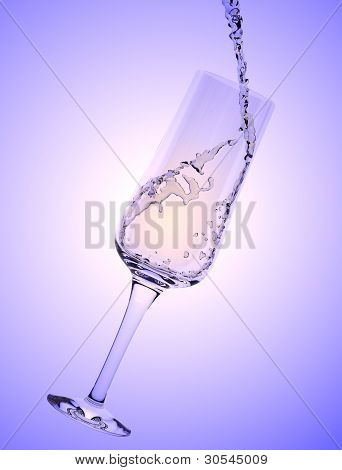 Vinho branco sendo despejado em um copo de vinho