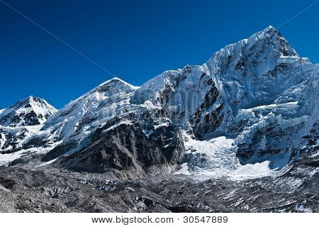 Picos e glaciar perto do Acampamento Base do Everest
