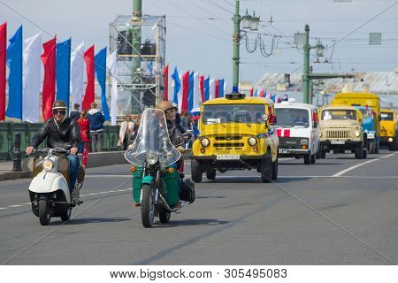 Saint Petersburg, Russia - May 25, 2019: A Column Of Retro Transport On The Palace Bridge. Fragment 