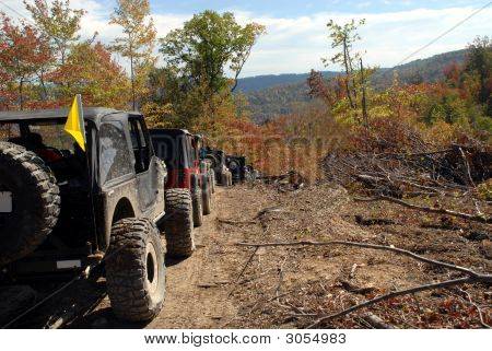 Jeep konvoy başlık aşağı yol.