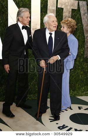 로스 앤젤레스-2 월 26 일: 마이클 더글라스; 커크 더글러스; 앤 더글러스 2012 베 니 티 페어 O에 도착