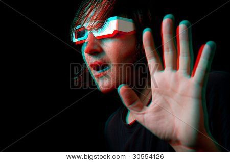 Mand med Anaglyph briller