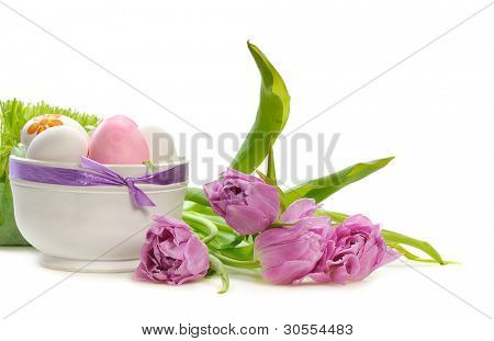   ไข่อีสเตอร์กับดอกทิวลิปสีชมพูแยกต่างหากบนพื้นหลังสีขาว