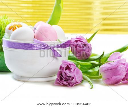 สีสันไข่อีสเตอร์ในตะกร้ากับดอกทิวลิปสีชมพู