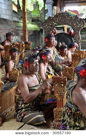 เล่นวงดนตรีกาเมลันที่นอนเต้น บาหลีอินโดนีเซีย