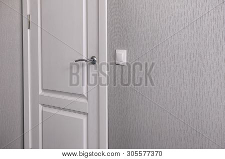 Closed White Interroom Door With Handle. Q