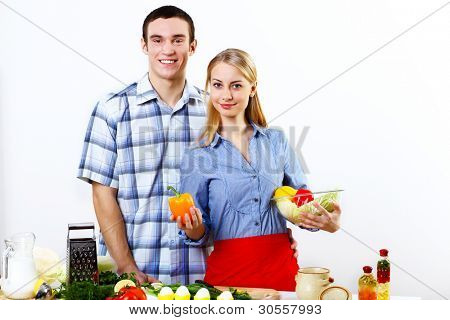 หนุ่มสาวสามีภรรยากัน coooking ที่บ้าน