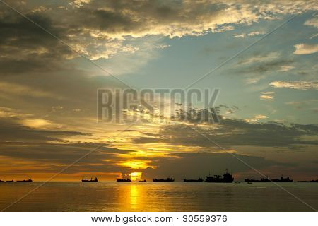 solnedgang på Nirvana Beach, Padang, Sumatera ø, Indonesien