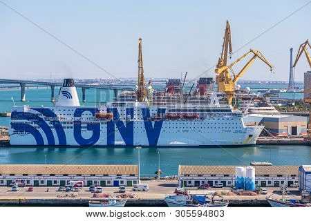 Cadiz, Spain - September 27, 2016: C Diz Is An Ancient City In Spain. The Port Boomed In The 16th-ce