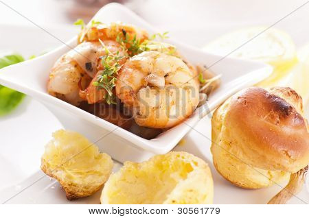 Tapas con gambas und Bigne