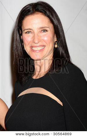 LOS ANGELES - 26 feb: Mimi Rogers มาถึงที่ 