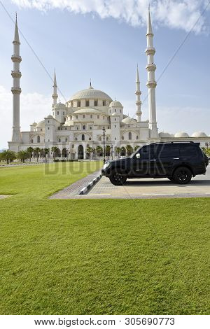 Grand Sheikh Zayed Mosque, Fujairah, United Arab Emirates, June 4, 2019. Black Mitsubishi Pajero And