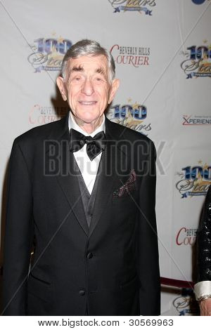 LOS ANGELES - 26 FEB: Shelley Berman arriveert op de 