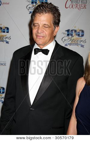 LOS ANGELES - 26 feb: Ed Marinaro มาถึงที่ 