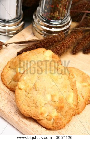 Noce di macadamia e biscotti al cioccolato bianchi