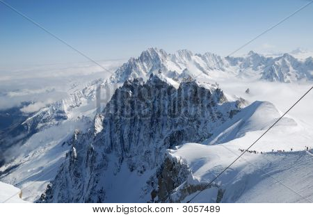 ยอดขาวหิมะในเมฆและท้องฟ้า มงบลอง ฝรั่งเศส