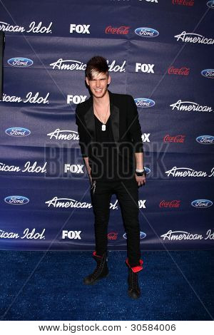 LOS ANGELES - MAR 1: Colton Dixon dorazí na American Idol sezóna 11 Top 13 Party v The Gr