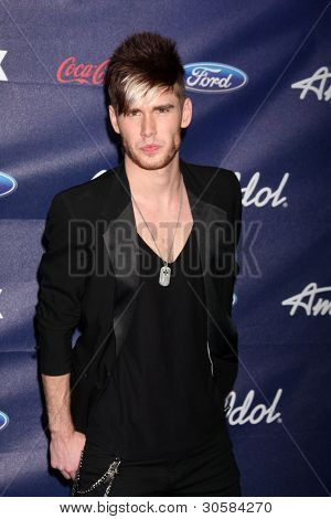 LOS ANGELES - MAR 1: Colton Dixon dorazí na American Idol sezóna 11 Top 13 Party v The Gr