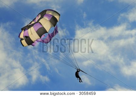 Mann auf einem Fallschirm fliegen