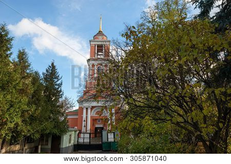 Moscow - October 27, 2018: Temple Of The Trinity. View Of The Street Pyatnitskaya Street In The City
