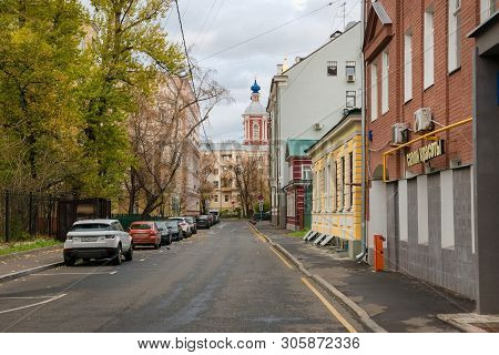 Moscow - October 27, 2018: View Of The Golikovsky Lane In The City Center On An Autumn Morning