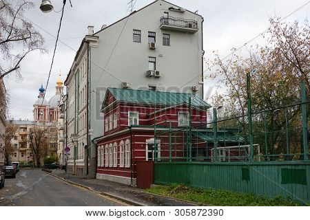 Moscow - October 27, 2018: View Of The Golikovsky Lane In The City Center On An Autumn Morning
