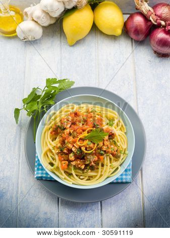 spaghetti con ragù di pesce spada