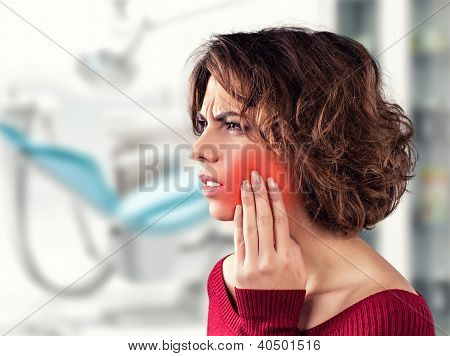 Dziewczyna z bolesne zęba