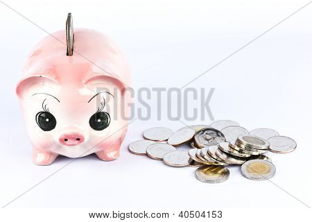 Roze Piggy Bank en vele munten.
