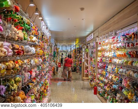 Guangzhou/china-25 Aug 2019:unacquainted People Shopping In Onelike Or Wangling Department Store At 