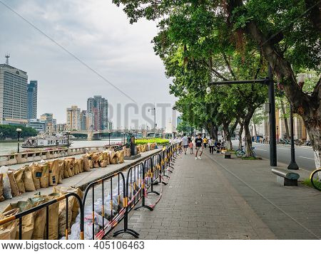 Guangzhou/china-24 Aug 2019:unacquainted People Walking On Riverside Of Pearl River In Guangzhou Cit