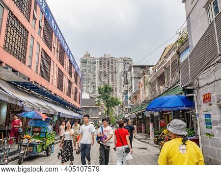Guangzhou/china-26 Aug 2019:unacquainted People Walking In Hualin Jade Street Market In Guangzhou Ci