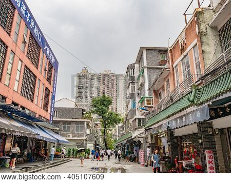 Guangzhou/china-26 Aug 2019:unacquainted People Walking In Hualin Jade Street Market In Guangzhou Ci